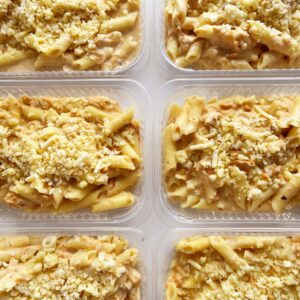 Massa ao molho cremoso de frango com palmito aos três queijos (provolone, parmesão e mussarela) – prato sem glúten (350g)