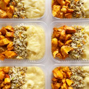 Frango ao molho de laranja (120g), arroz rico com amêndoas, brócolis, grãos cenoura e milho (80g), purê de batata (150g) – prato sem glúten