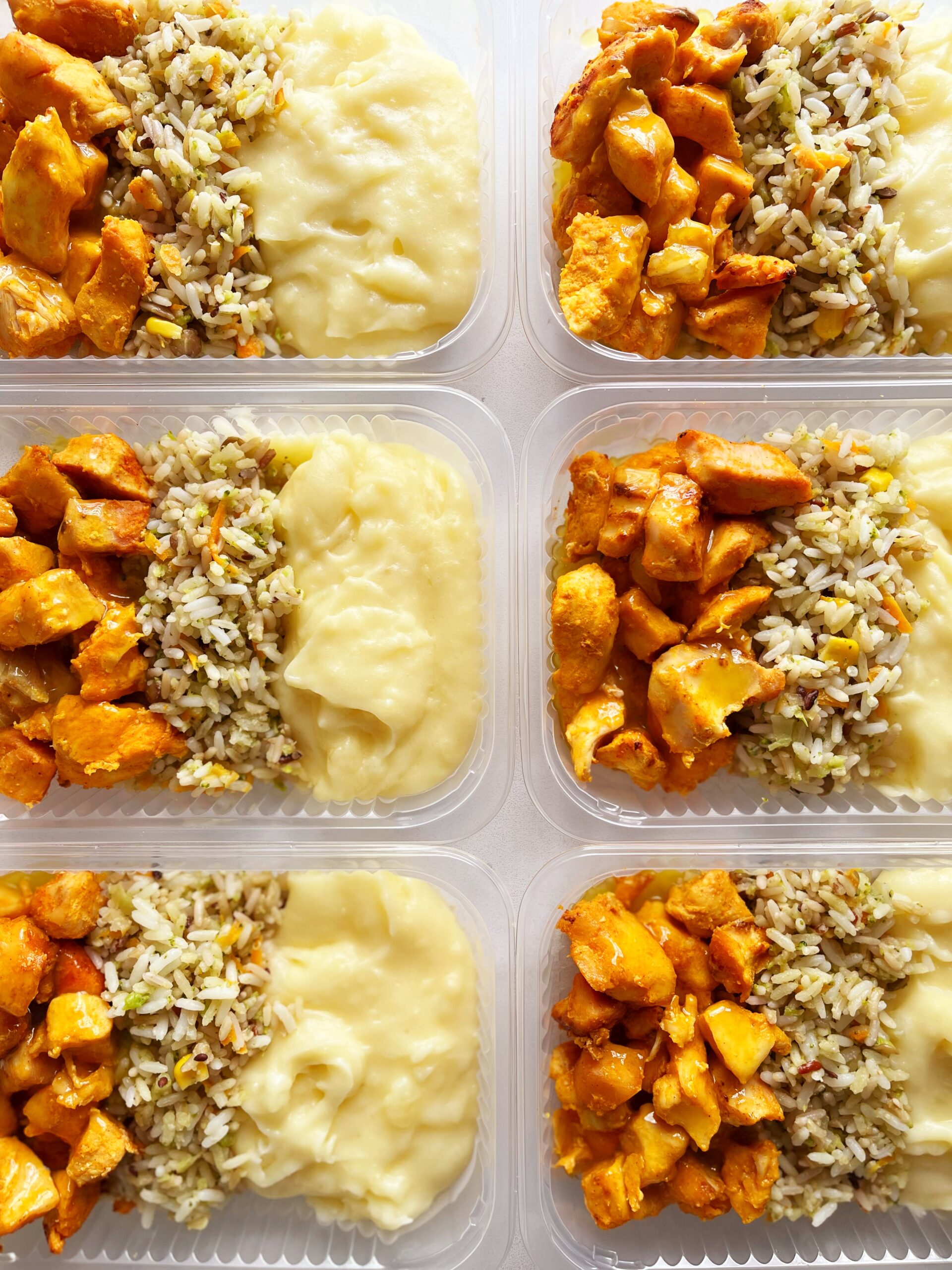 Frango ao molho de laranja (120g), arroz rico com amêndoas, brócolis, grãos cenoura e milho (80g), purê de batata (150g) - prato sem glúten