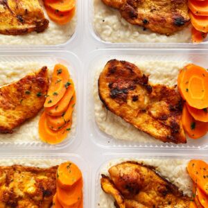 Filé de frango grelhado (100g), arroz à piamontese (200g), cenouras temperadas (40g) – prato sem glúten