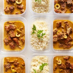 Strogonoff de carne com azeitonas (200g), arroz branco (130g) – prato sem glúten