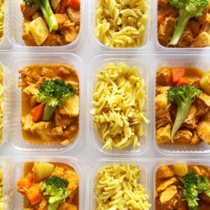 Frango de panela com legumes (200g), macarrão no alho e azeite (150g) – prato sem glúten/lactose