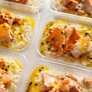 APENAS 24H NO VALOR DO KIT 🤩😱 Salmão ao molho de maracujá (120g), risoto de parmesão (230g) – prato sem glúten/açúcar