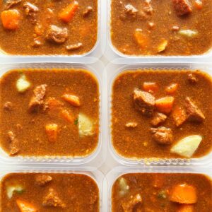 Porção 300g! Guisado de carne com cenoura, batata e bacon