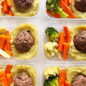 Polpetone (100g), couve-flor, brócolis e cenoura (80g), purê de batata doce (150g) – prato sem glúten/lactose