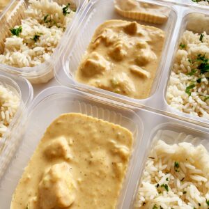 Frango ao creme de alho-poró (200g), arroz com salsinha (100g)