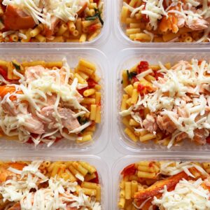 APENAS 24H NO VALOR DO KIT 😱🤩 Salmão ao forno com mussarela de búfala (110g), mini rigatoni caprese, com tomate seco e manjericão (190g) – prato sem glúten