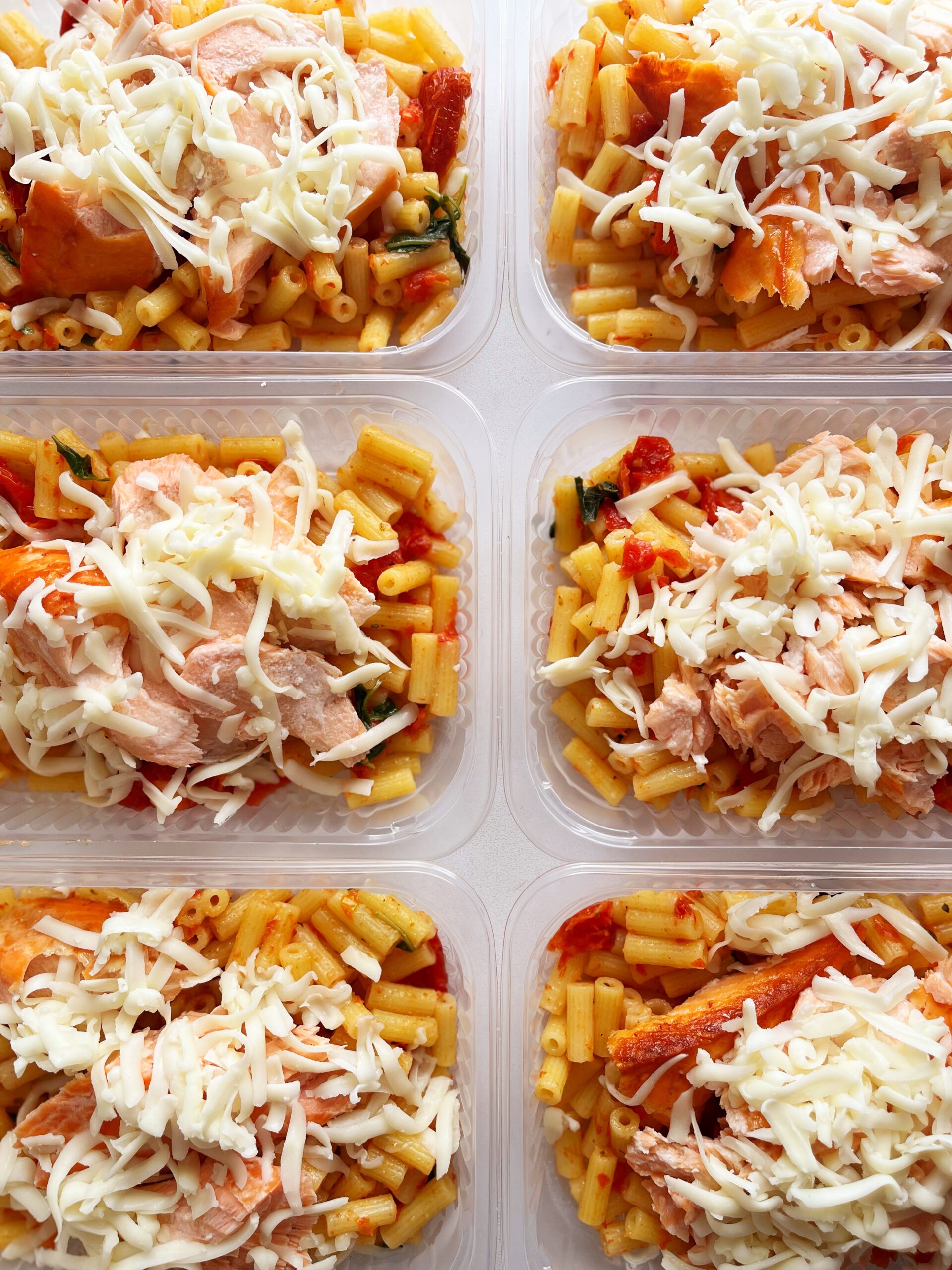 APENAS 24H NO VALOR DO KIT đ±đ€© SalmĂŁo ao forno com mussarela de bĂșfala (110g), mini rigatoni caprese, com tomate seco e manjericĂŁo (190g) - prato sem glĂșten