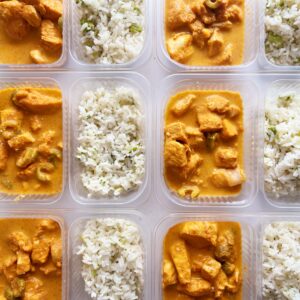 Frango cremoso com azeitona (220g), arroz com brócolis (130g) – prato sem glúten