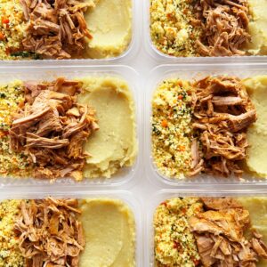 Filé suíno desmanchando (130g), couscous marroquino com cenoura e espinafre (80g), purê de batata doce (140g) – prato sem lactose