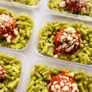 Polpetone à parmegiana (140g), mini rigatoni sem glúten ao pesto de ervas (180g)
