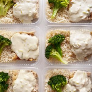 APENAS 24H NO VALOR DO KIT 😱🤩Filé de pescada amarela ao creme de alho poró (170g), brócolis (30g), arroz branco (100g) – prato sem glúten