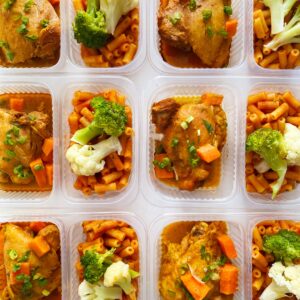 Sobrecoxa cozida com cenoura (170g), macarrão com brócolis e couve flor (180g) – prato sem glúten/lactose