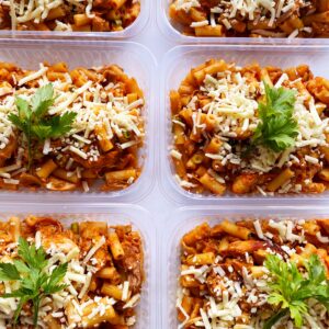 Macarrão com frango desfiado e parmesão – prato sem glúten