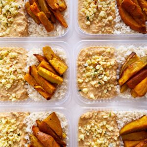 Frango cremoso aos 3 queijos (170g), arroz (110g), batata doce orgânica assada (70g) – prato sem glúten
