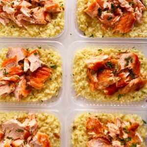 APENAS 24H NO VALOR DO KIT 🤩 Salmão ao forno (90g), risoto de limão siciliano (260g) – prato sem glúten