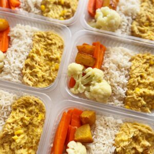 Frango ao creme de milho (150g), couve-flor, batata rústica e cenoura (80g), arroz branco (100g) – prato sem glúten