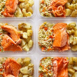 APENAS 24H NO VALOR DO KIT 🎉🤩 Salmão ao forno (100g), batata sauté (90g), arroz com legumes (110g) – prato sem glúten/lactose
