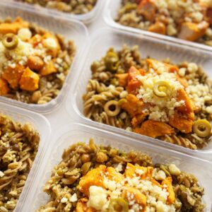 Salada de fusili integral, lentilha, ervilha, grão de bico, couscous marroquino e azeitonas ao pesto artesanal de ervas, filé de frango assado e mussarela – 300g
