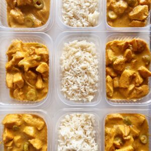 Strogonoff de frango com azeitonas (220g), arroz branco (130g) – prato sem glúten