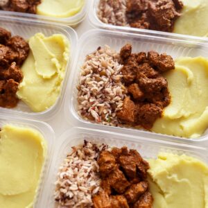 Carne de panela (120g), purĂȘ de batata doce (150g), arroz sete grĂŁos (80g) – prato sem glĂșten/lactose