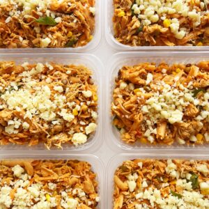 SUPER PROTEICA! Salada com macarrão de lentilha, frango, grãos, milho, pesto artesanal de tomate seco, manjericão e mussarela – prato sem glúten (300g)