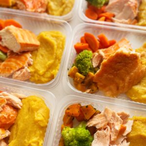 APENAS 24H NO VALOR DO KIT 😱🎉 Salmão ao forno (90g), brócolis, batata doce laranja orgânica, cenoura (80ga, purê de banana da terra (140g) – prato sem glúten/lactose