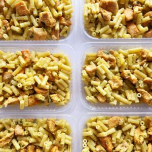 Mini rigaroni ao pesto de limão siciliano com filé de frango assado – prato sem glúten (300g)