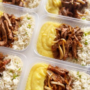 Filé especial acebolado (100g), purê de mandioquinha (150g), arroz com salsa (100g) – prato sem glúten/lactose