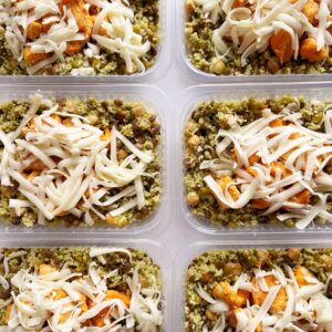 Salada de couscous marroquino, grãos, pesto de ervas, filé de frango assado e mussarela de búfala – 300g
