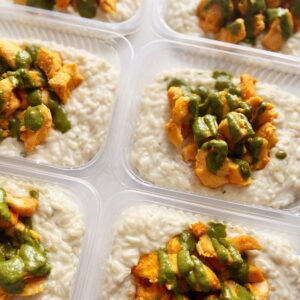 Filé de frango assado ao pesto (110g), arroz à piamontese (230g) – prato sem glúten