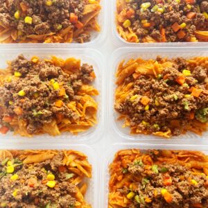 SUPER PROTEICO! Carne moída com legumes (150g), macarrão de lentilha (200g) – prato em glúten/lactose