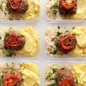 Polpetone de carne com tomate (110g), purê de raízes (150g – mandioquinha, batata doce e aipim), arroz branco (80g) – prato sem glúten