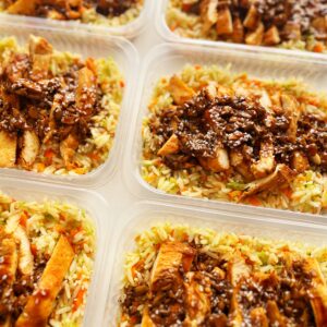 Frango ao molho oriental de shimeji (150g), arroz colorido (200g) – prato sem glúten