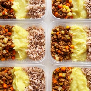 Carne moída com jardineira de legumes (120g), purê de batata doce (150g), arroz sete grãos (80g) – prato sem glúten/lactose