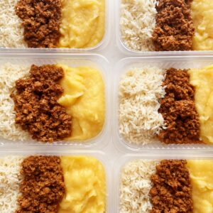 Carne moída (120g), arroz (80g), purê de aipim (150g) – prato sem glúten
