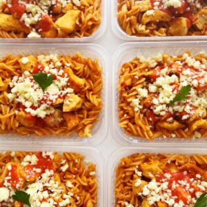 Parmegiana fit de frango (150g), massa sem glúten (200g)