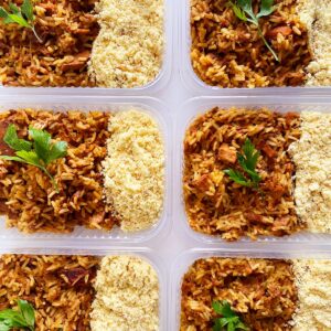 Arroz caipira – costela bovina e suína (290g), farofa de bacon (60g) – prato sem glúten