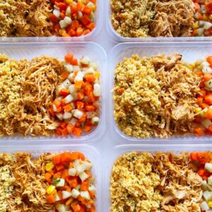 Frango desfiado (120g), couscous marroquino temperado (100g), legumes primavera (80g) – prato sem lactose