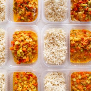 Filé de pescada amarela ao molho de legumes com leite de coco (200g), arroz (150g) – prato sem glúten/lactose