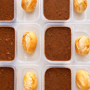 Caldo de feijão (aprox. 400ml) com pão