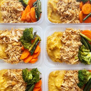 Frango desfiado (120g), purê de banana da terra (150g), legumes da estação (80g) – prato sem glúten/lactose