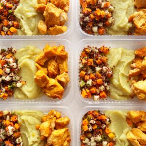 Filé de frango assado (100g), salada de quinoa e legumes (80g), purê de batata doce (150g) – prato sem glúten/lactose