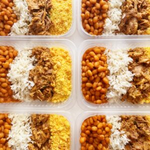 Suíno desmanchando (110g), farofa de cenoura (50g), feijão carioca (130g), arroz (60g) – prato sem glúten