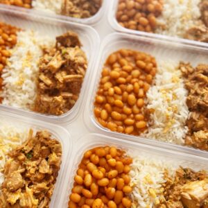 Suíno desmanchando (120g), arroz com alho (80g), feijão carioca (150g) – prato sem glúten/lactose