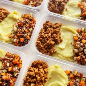 Carne moída (120g), salada de quinoa com legumes (80g), purê de batata doce (150g) – prato sem glúten/lactose