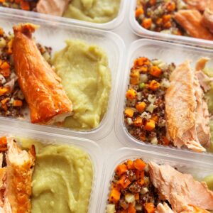 APENAS 24H NO VALOR DO KIT 🤩🎉 Salmão ao forno (90g), salada de quinoa preta com legumes (80g), purê de batata doce (150g) – prato sem glúten/lactose