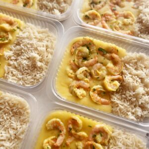 APENAS 24H NO VALOR DO KIT 🤩🎉 Pirão de aipim com camarão (220), arroz (100g) – prato sem glúten