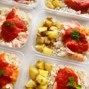 APENAS 24H NO VALOR DO KIT 🤩🙌🏼 Salmão ao molho artesanal de tomate (120g), duo de batatas sauté (100g), arroz (130g) – prato sem glúten/lactose