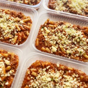 Mini rigatoni à bolonhesa três queijos (parmesão, provolone e mussarela) – prato sem glúten (350g)